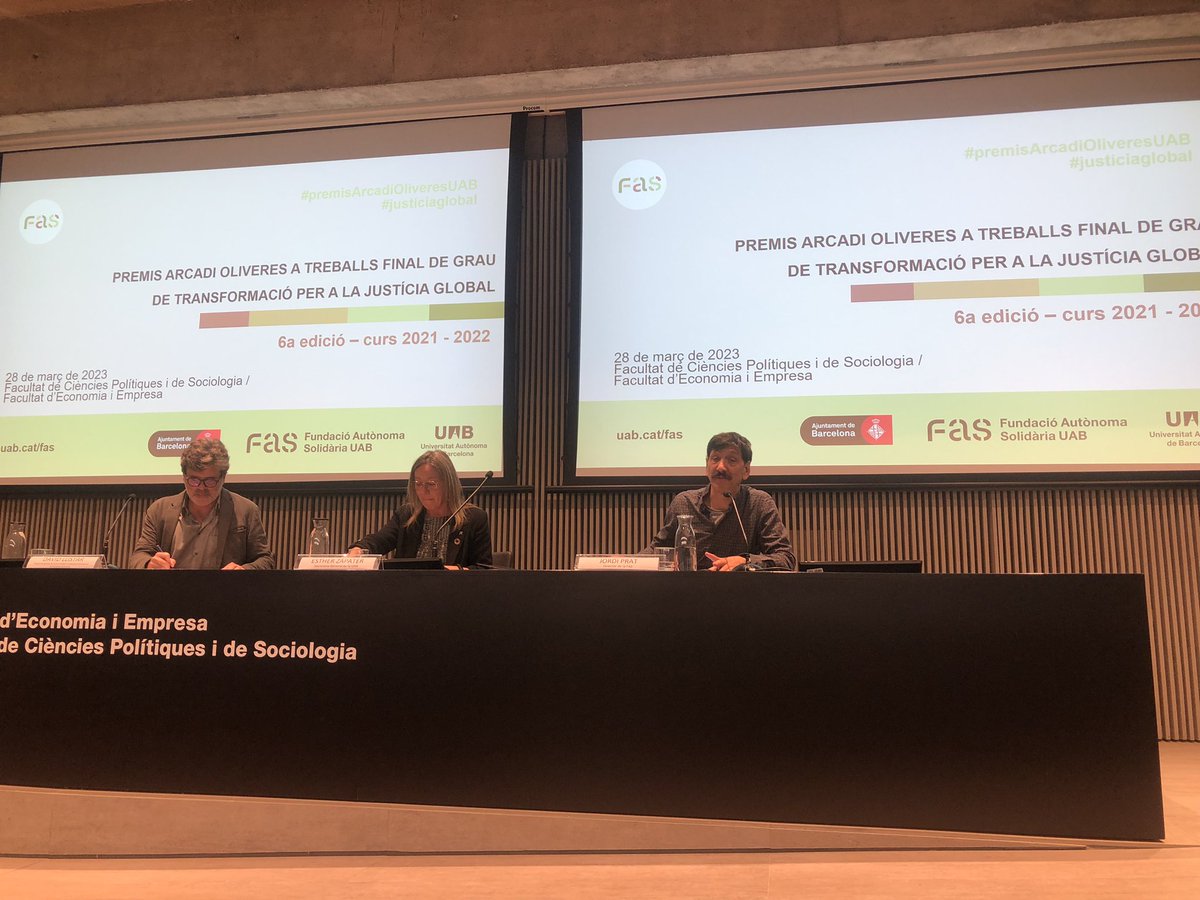Comença l'acte de lliurament dels #premisArcadiOliveresUAB als millors TFG de la <a href="/UABBarcelona/">Universitat Autònoma de Barcelona</a> de temàtiques vinculades al #desenvolupamentsostenible i la #justíciaglobal, presentats per <a href="/prat_jordi/">Jordi Prat</a> i <a href="/Superllisti/">David Llistar</a>