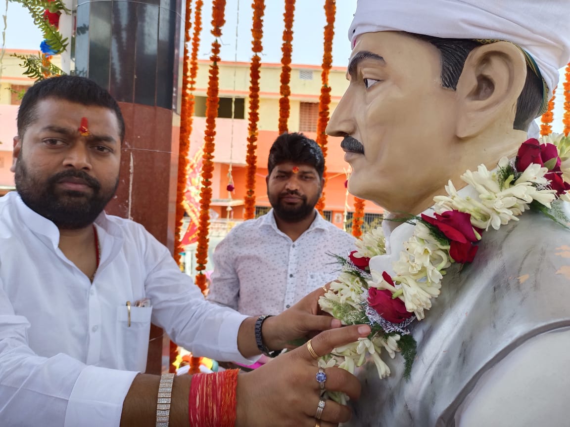 Devendra__INC's tweet photo. मेरे पूज्य पिताजी पांकी के पूर्व विधायक स्व. श्री विदेश सिंह जी की पुण्यतिथि पर मैं उन्हें कोटि-कोटि नमन एवं विनम्र श्रद्धांजलि अर्पित करता हूँ।

पिताजी ने अपने क्षेत्र के लोगों के लिए समर्पण भाव से कार्य कर लोगों के दिलों में जगह बनाई। उनका जीवन समर्पण, ईमानदारी और प्रेरणा का एक जीवंत उदाहरण है। वो सैदेव पांकी विधानसभा क्षेत्र के लोगों के लिए उपलब्ध रहते थे, पदमा उनके श्रद्धांजलि कार्यक्रम में आये हुवे देवतुल्य जनता को साधुवाद करता हूं।