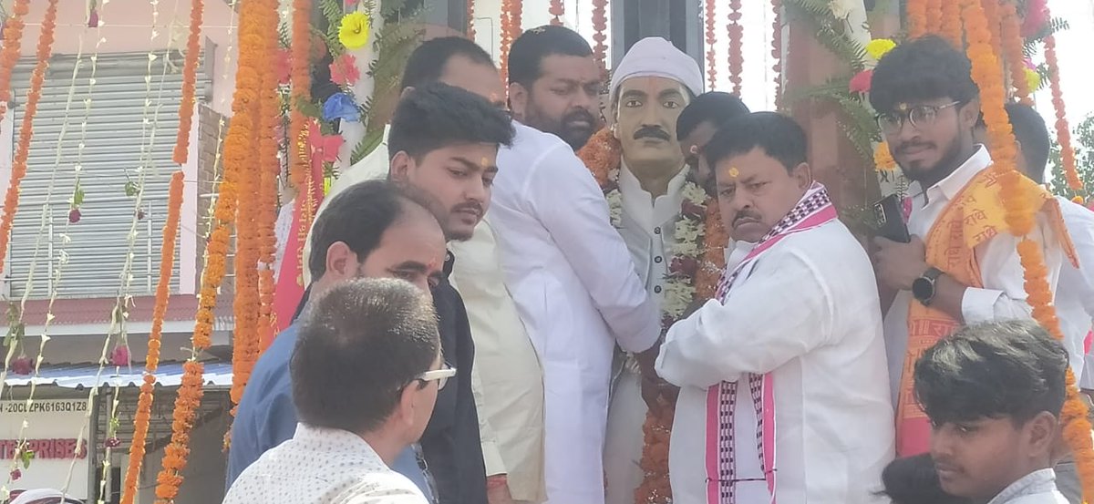Devendra__INC's tweet photo. मेरे पूज्य पिताजी पांकी के पूर्व विधायक स्व. श्री विदेश सिंह जी की पुण्यतिथि पर मैं उन्हें कोटि-कोटि नमन एवं विनम्र श्रद्धांजलि अर्पित करता हूँ।

पिताजी ने अपने क्षेत्र के लोगों के लिए समर्पण भाव से कार्य कर लोगों के दिलों में जगह बनाई। उनका जीवन समर्पण, ईमानदारी और प्रेरणा का एक जीवंत उदाहरण है। वो सैदेव पांकी विधानसभा क्षेत्र के लोगों के लिए उपलब्ध रहते थे, पदमा उनके श्रद्धांजलि कार्यक्रम में आये हुवे देवतुल्य जनता को साधुवाद करता हूं।