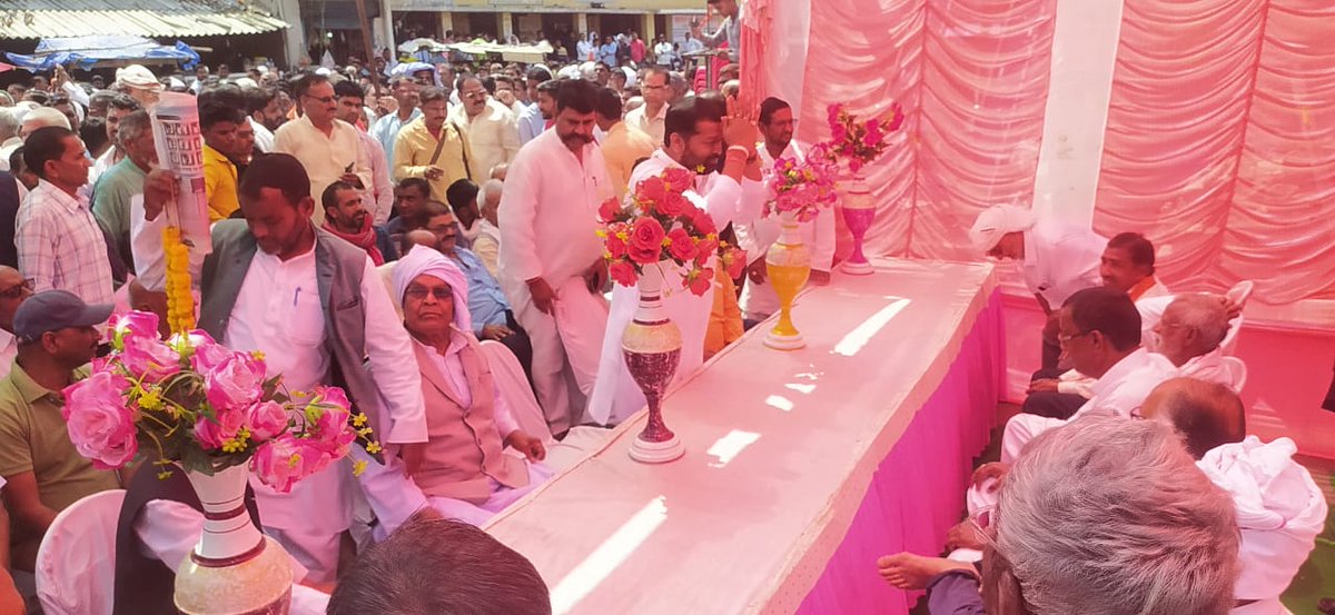 Devendra__INC's tweet photo. मेरे पूज्य पिताजी पांकी के पूर्व विधायक स्व. श्री विदेश सिंह जी की पुण्यतिथि पर मैं उन्हें कोटि-कोटि नमन एवं विनम्र श्रद्धांजलि अर्पित करता हूँ।

पिताजी ने अपने क्षेत्र के लोगों के लिए समर्पण भाव से कार्य कर लोगों के दिलों में जगह बनाई। उनका जीवन समर्पण, ईमानदारी और प्रेरणा का एक जीवंत उदाहरण है। वो सैदेव पांकी विधानसभा क्षेत्र के लोगों के लिए उपलब्ध रहते थे, पदमा उनके श्रद्धांजलि कार्यक्रम में आये हुवे देवतुल्य जनता को साधुवाद करता हूं।