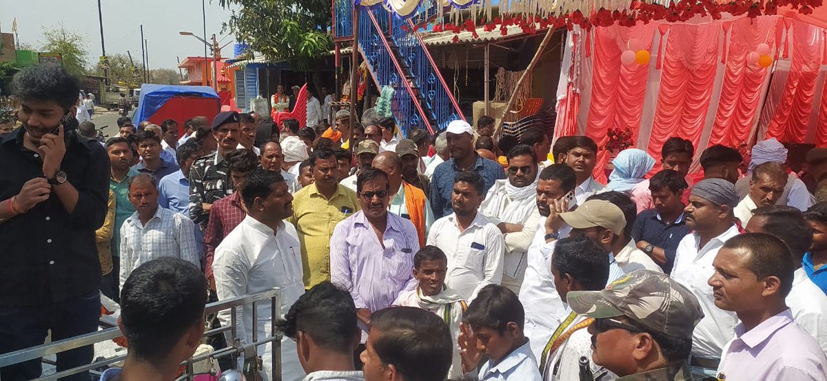Devendra__INC's tweet photo. मेरे पूज्य पिताजी पांकी के पूर्व विधायक स्व. श्री विदेश सिंह जी की पुण्यतिथि पर मैं उन्हें कोटि-कोटि नमन एवं विनम्र श्रद्धांजलि अर्पित करता हूँ।

पिताजी ने अपने क्षेत्र के लोगों के लिए समर्पण भाव से कार्य कर लोगों के दिलों में जगह बनाई। उनका जीवन समर्पण, ईमानदारी और प्रेरणा का एक जीवंत उदाहरण है। वो सैदेव पांकी विधानसभा क्षेत्र के लोगों के लिए उपलब्ध रहते थे, पदमा उनके श्रद्धांजलि कार्यक्रम में आये हुवे देवतुल्य जनता को साधुवाद करता हूं।
