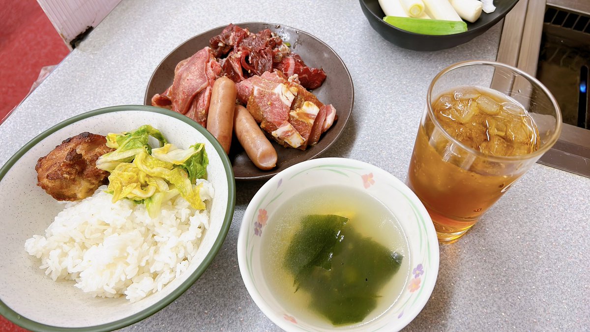 琴似「とんとん亭」へ

もう企業努力の塊の様なコスパがエグい焼肉屋さん。
夜の時間で食べ放題ソフトドリンク飲み放題で2,000円（昼は1,500円）て、家で食べるより安くないですか？？

部活や学校帰りの学生さんがワイワイ食べれるお店は無くなって欲しくないね😊