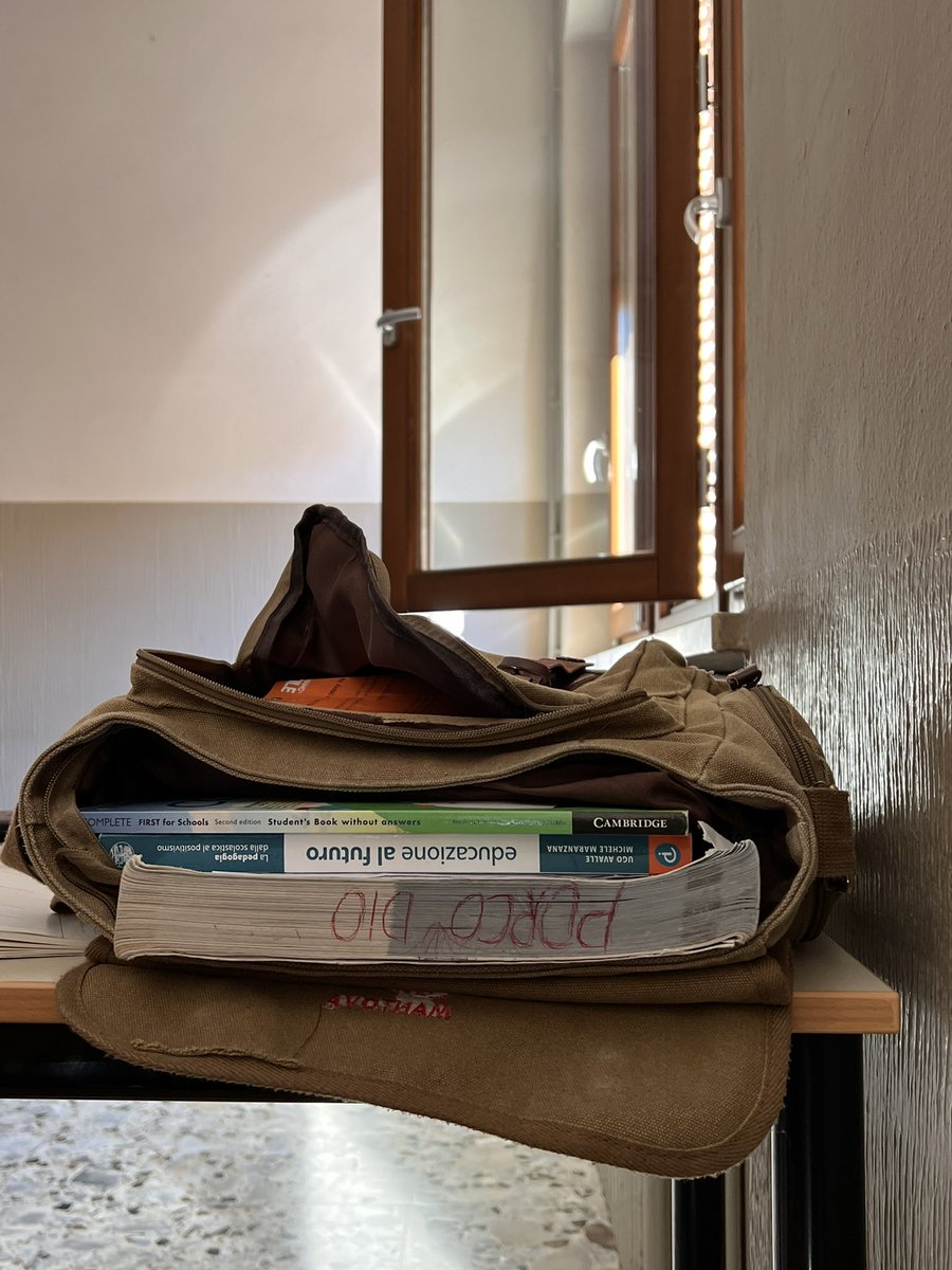 anitaa_benve's tweet photo. la scuola https://t.co/jzBd2igTiP