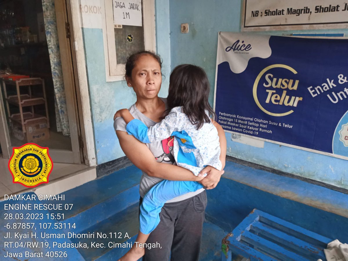Tim Rescue Melakukan Penanganan Terhadap Seorang Anak yang Terjepit Kursi besi Di Jl. Usman Dhomiri RT 04 RW 19, Kel. Padasuka, Kec. Cimahi Tengah.