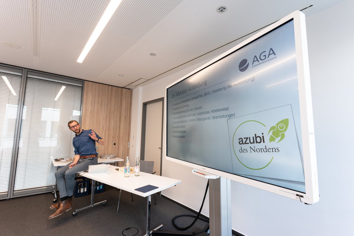 Besuch vom Berufskolleg Eifel: Die Auszubildenden für Groß- u. Außenhandelsmanagement sind in die Hansestadt gereist, um mehr über den #Außenhandel zu erfahren. Wo könnten sie das auch besser als in der Außenhandelsmetropole #Hamburg? Unser Kollege <a href="/j_wemhoner/">Janis Wemhöner</a> hat sie empfangen.