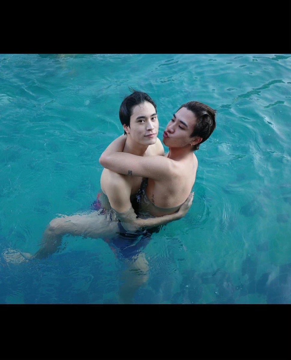 MISSMENG0202's tweet image. Perth has three tattoos

（1） III.XX.MMI (*his birthday day)
（2）1973 (*his father's birthday)
（3）王俊勇 (his Chinese name)

#PerthTanapon #KDPPE