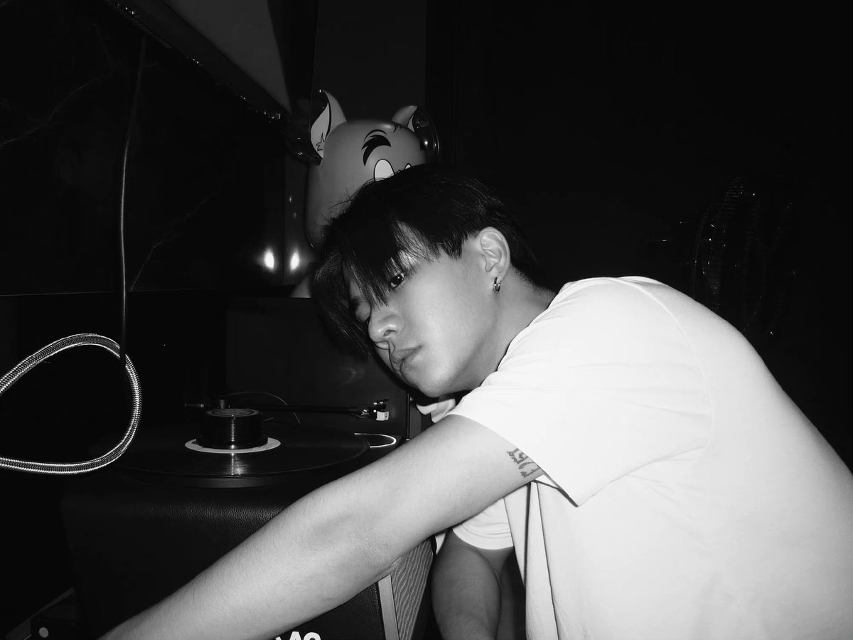 MISSMENG0202's tweet image. Perth has three tattoos

（1） III.XX.MMI (*his birthday day)
（2）1973 (*his father's birthday)
（3）王俊勇 (his Chinese name)

#PerthTanapon #KDPPE