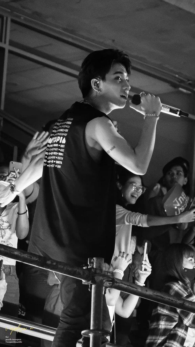 MISSMENG0202's tweet image. Perth has three tattoos

（1） III.XX.MMI (*his birthday day)
（2）1973 (*his father's birthday)
（3）王俊勇 (his Chinese name)

#PerthTanapon #KDPPE