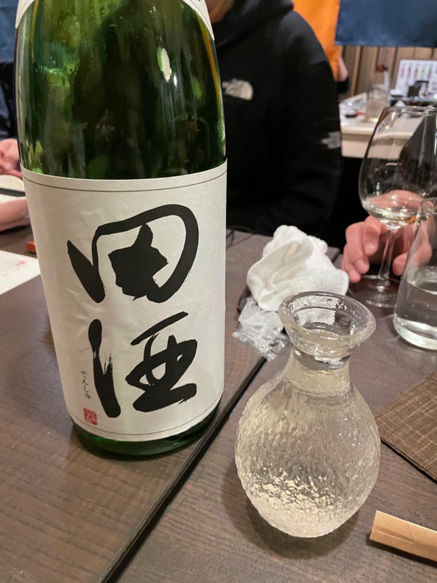 crazytaka777's tweet photo. #田酒
初山廃！！！
これはほんとにうまかった^ ^
田酒好きやし、山廃の香りも好きやし、うまくないわけない。
田酒の純米は常に一升を冷蔵庫に入れてるけど、山廃は全然��ってないんよな、、
発見したら即買... (田酒 特別純米 山廃) https://t.co/IHkOudt4Qb https://t.co/WCbtWoQWPI