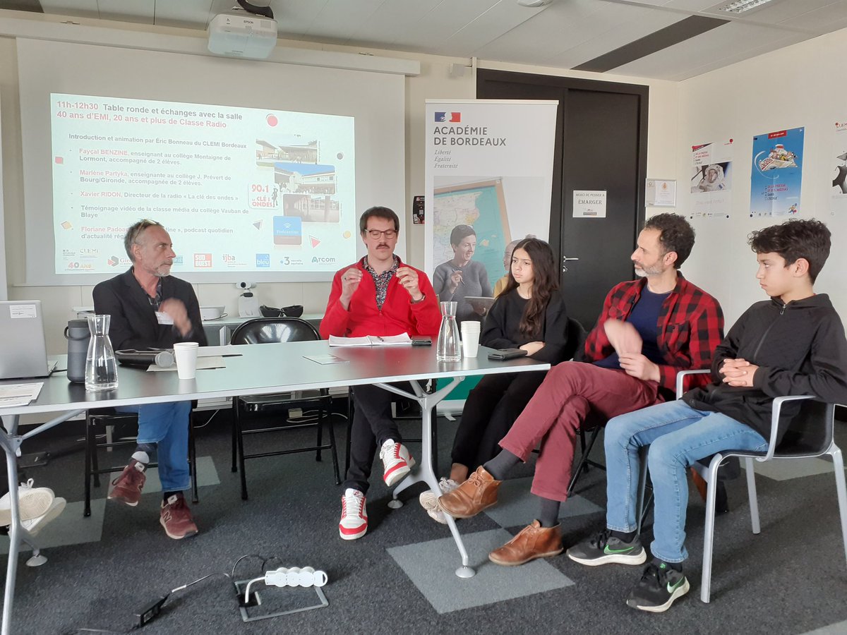 Arcom_Bordeaux's tweet image. &quot;La radio qui libère&quot;...des témoignages riches, quand la radio entre dans les collèges...Montaigne à Lormont et Jacques Prévert de Bourg sur Gironde...et tous les autres, avec des parrains 📻 #SPME2023 40 ans @clemibordeaux