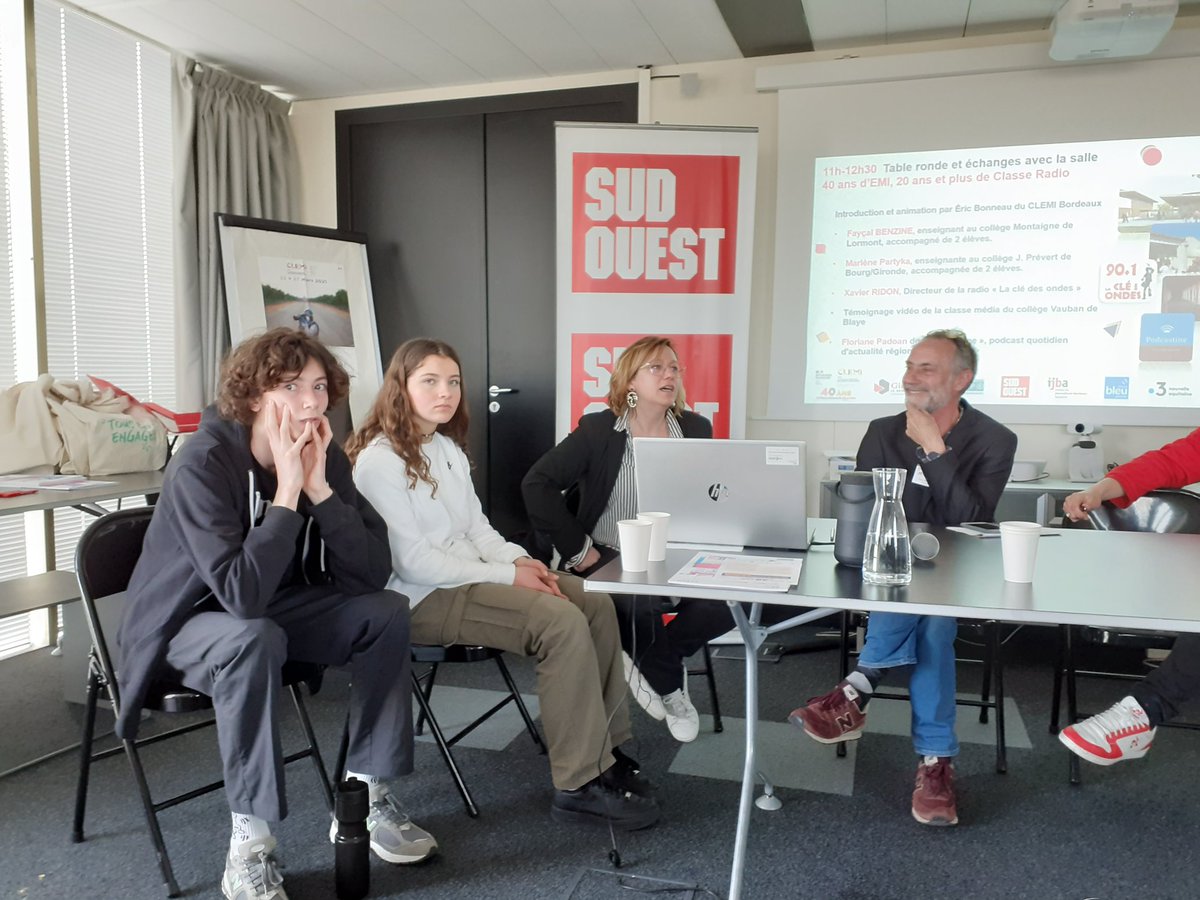 Arcom_Bordeaux's tweet image. &quot;La radio qui libère&quot;...des témoignages riches, quand la radio entre dans les collèges...Montaigne à Lormont et Jacques Prévert de Bourg sur Gironde...et tous les autres, avec des parrains 📻 #SPME2023 40 ans @clemibordeaux