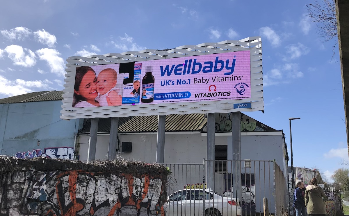 AdblockBristol's tweet photo. The landscape M32 billboard is broken again @BristolCouncil - changing black squares disrupting the image and making it *more* distracting for drivers. Is @global breaching their contract? 

Time to take the M32 screens down #ScreenedOut
https://t.co/qMgJk5hnqf https://t.co/d5RMavdgHE