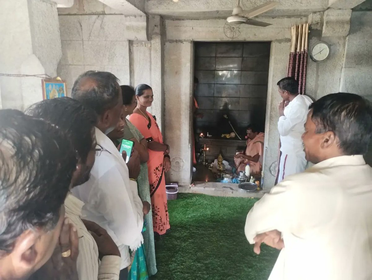 lingeshksmla's tweet photo. ಇಂದು ಬೇಲೂರು ವಿಧಾನಸಭಾ ಕ್ಷೇತ್ರದ, ಜಾವಗಲ್ ಹೋಬಳಿಯ,  ನೆರ್ಲಿಗೆ ಗ್ರಾಮ ಪಂಚಾಯತಿಯ ಎಸ್ ಸೋಂಪುರ ಶ್ರೀ ಬಸವೇಶ್ವರ ಸ್ವಾಮಿ ದೇವಸ್ಥಾನದ ಸನ್ನಿಧಿಯಲ್ಲಿ ಹರ್ಷಿತ್ ಎಸ್ ಲಿಂಗೇಶ್ ರವರ ಹೆಸರಿನಲ್ಲಿ ನಿರ್ಮಿಸಲಾದ ನೂತನ ಅಡುಗೆ ಮನೆಯನ್ನು ಉದ್ಘಾಟಿಸಲಾಯಿತು. 
@hd_kumaraswamy @hd_revanna @iPrajwalRevanna @JanataDal_S 
1/2 https://t.co/KN9yS0AjDi
