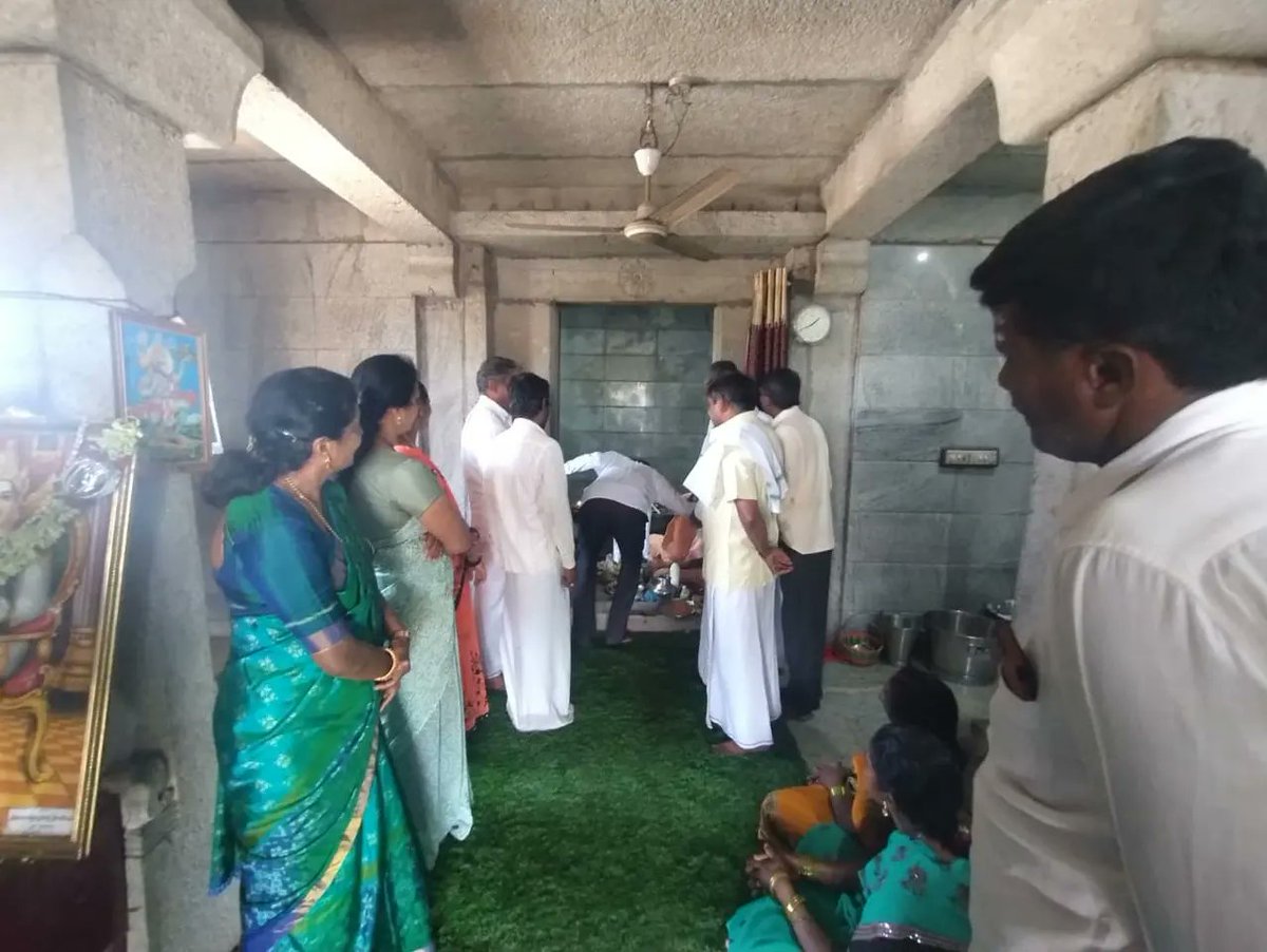 lingeshksmla's tweet photo. ಎಸ್ ಡಿಗ್ಗೇನಹಳ್ಳಿ ಬಾಬು ಅವರು  ಕಾಂಗ್ರಸ್ ಪಕ್ಷವನ್ನು ತೊರೆದು, ಜೆಡಿಎಸ್ ಪಕ್ಷದ ಸಿದ್ಧಾಂತವನ್ನು ಒಪ್ಪಿಕೊಂಡು ಹಾಗೂ ಗ್ರಾಮದಲ್ಲಿ ಆದಂತಹ ಅಭಿವೃದ್ಧಿ ಕೆಲಸ ಕಾರ್ಯವನ್ನು ಗೌರವಿಸಿ ಇಂದು ಜೆಡಿಎಸ್ ಪಕ್ಷಕ್ಕೆ ಸೇರ್ಪಡೆಯಾದರು. 

2/3 https://t.co/ZLMIBX1WPA