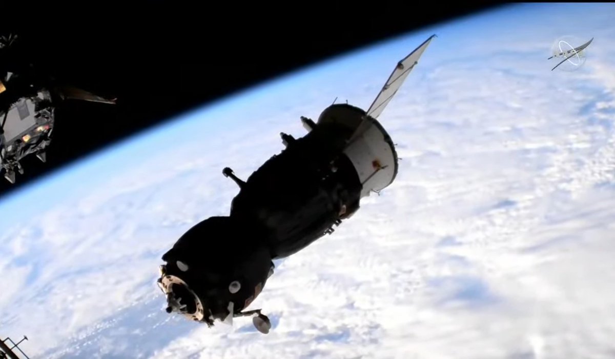 SpaceNosey's tweet photo. La Soyuz #MS22 se desacopla de la #ISS con éxito y se espera que aterrice sin tripulación en apenas una hora. https://t.co/eaMCc9adTa