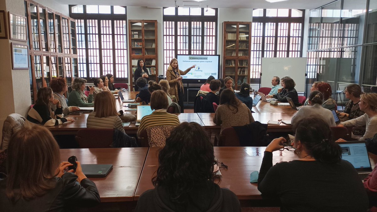 #eTwinning
 #eTwJardunaldiak Lehenengo tailerra: Kalitatezko proiektuak egiteko irizpideak,  <a href="/amayairakasle/">Amaya Alonso Cabria</a> eta <a href="/unamunoinludo/">@unamunoinludo</a> ekin
<a href="/eTwinning_es/">eTwinning España</a> 
<a href="/eTwinningEurope/">eTwinningEurope</a>