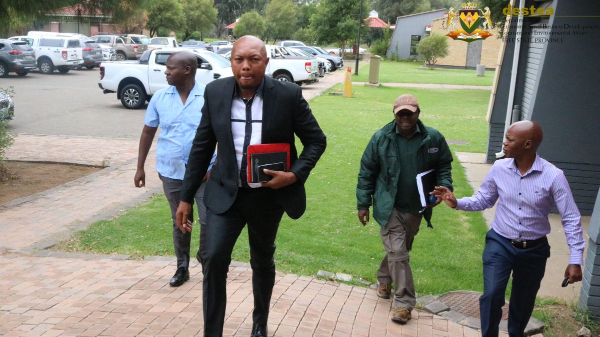 FSDESTEA's tweet image. #DESTEA MEC Thabo Meeko arriving at Phillip Saunders, where he is meeting with the management and all officials playing a supervisory role for the benefit of ensuring that the mandate of the department is achieved. 
#MakingYourFutureWorkBetter #DESTEA