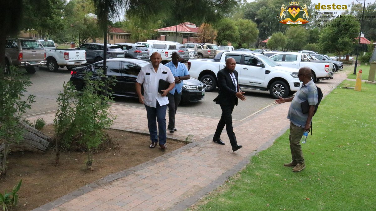 FSDESTEA's tweet image. #DESTEA MEC Thabo Meeko arriving at Phillip Saunders, where he is meeting with the management and all officials playing a supervisory role for the benefit of ensuring that the mandate of the department is achieved. 
#MakingYourFutureWorkBetter #DESTEA