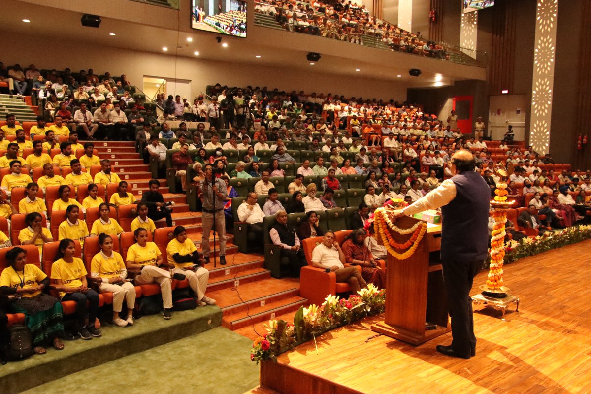 LtGovDelhi's tweet image. We are putting a firm foot forward in preventing &amp;amp; mitigating the impact of Disasters, including earthquakes.
Launched the training of #AapdaMitra at GGSIPU. As decided in the recent meeting of DDMA, these trained volunteers will provide the first response in case of calamity.