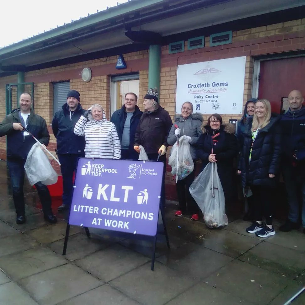 GoodHelpHub's tweet image. We linked in with Liverpool City Council to do a a litter pick on the Gems estate in Croxteth today. The rain tried to stop us but we soldiered on ! Thanks to Gems for she shelter and the brews.. much appreciated 😊