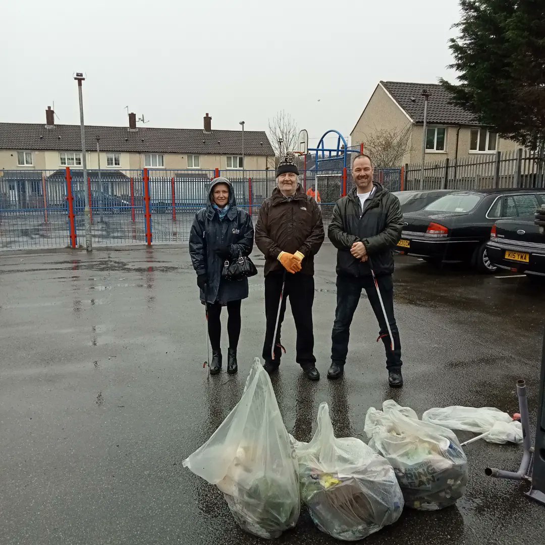 GoodHelpHub's tweet image. We linked in with Liverpool City Council to do a a litter pick on the Gems estate in Croxteth today. The rain tried to stop us but we soldiered on ! Thanks to Gems for she shelter and the brews.. much appreciated 😊