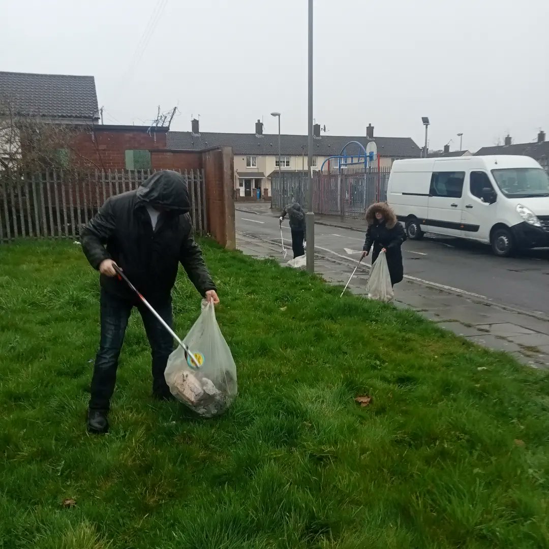GoodHelpHub's tweet image. We linked in with Liverpool City Council to do a a litter pick on the Gems estate in Croxteth today. The rain tried to stop us but we soldiered on ! Thanks to Gems for she shelter and the brews.. much appreciated 😊