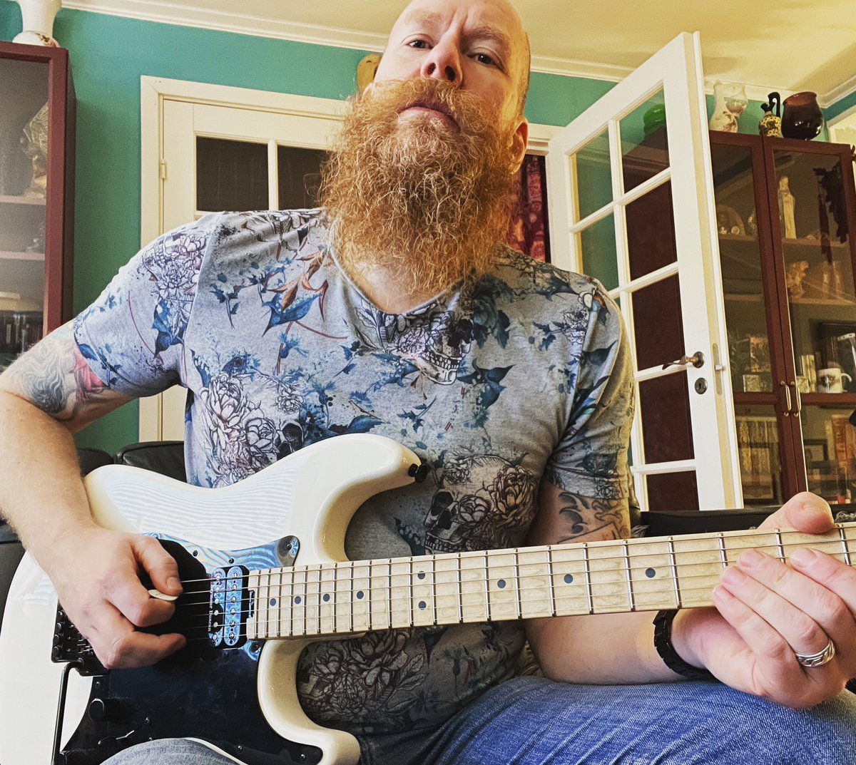 Crazy weather outside so I think I'll just stay inside and play some #guitar. #charvelguitars #charveljackson #charvelpromod #charvelsocal #seymourduncan #floydrose #superstrat #guitarist #guitarplayer #PMSaari