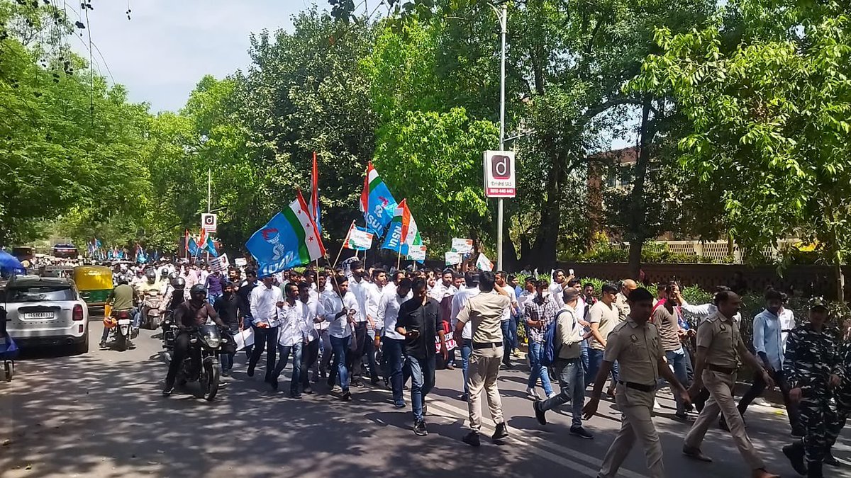 aamirshahid00's tweet photo. दिल्ली विश्वविद्यालय में एनएसयूआई के बैनर तले छात्रों के साथ लोकतंत्र बचाओ मार्च का आयोजन किया राहुल गांधी जी की संसद सदस्यता असंवैधानिक रूप से सत्य किए जाने के विरोध में छात्र लामबंद हुए
"मोदी सरकार का एक ही मंत्र
खत्म करो यह लोकतंत्र"
@GaurNsui https://t.co/mKgzFCVHjR