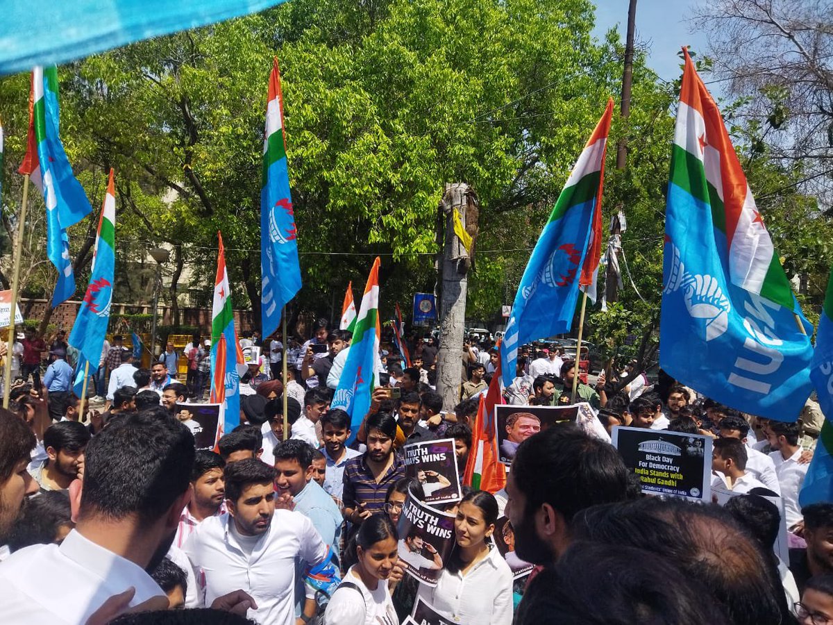 दिल्ली विश्वविद्यालय में एनएसयूआई के बैनर तले छात्रों के साथ लोकतंत्र बचाओ मार्च का आयोजन किया राहुल गांधी जी की संसद सदस्यता असंवैधानिक रूप से सत्य किए जाने के विरोध में छात्र लामबंद हुए
"मोदी सरकार का एक ही मंत्र
खत्म करो यह लोकतंत्र"
<a href="/GaurNsui/">Nitish Gaur</a>