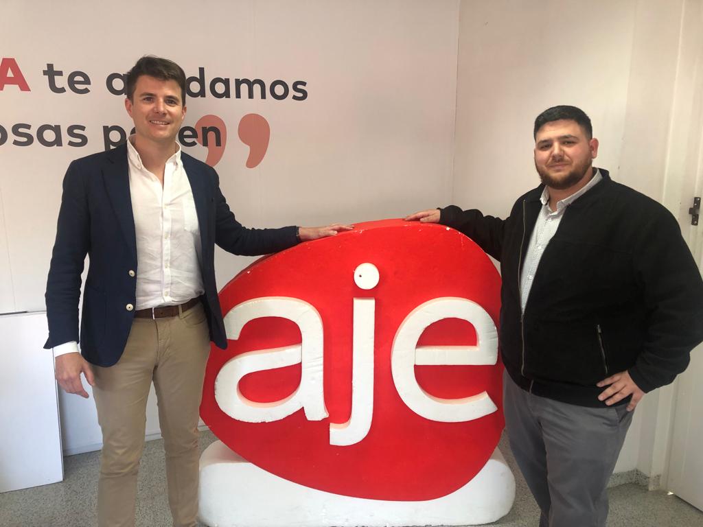 Firmamos un nuevo convenio de colaboración con #SulayrRenovables está dedicada al asesoramiento energético e instalación de paneles fotovoltaicos.

🔗 Descubre todas las ventajas para los #asociadosAJE: ajeandalucia.org/granada/conven…

#AJEGranada #JóvenesEmpresarios #YosoyAJE #Engranaje