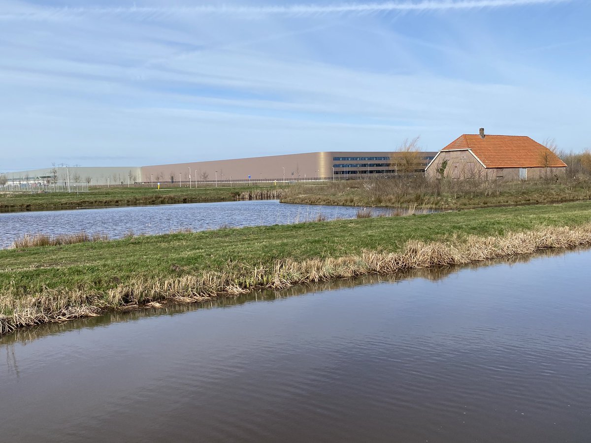 Ervenplatform's tweet photo. Zo zie je maar weer dat enkele #solitairebomen van grote waarde zijn  in het denderende #dozenlandschap van #Hessenpoort. De #lanen beginnen kracht te krijgen. En zelfs #biodiversiteit begint te landen. Wat een contrasten! https://t.co/LLofJ23jBC