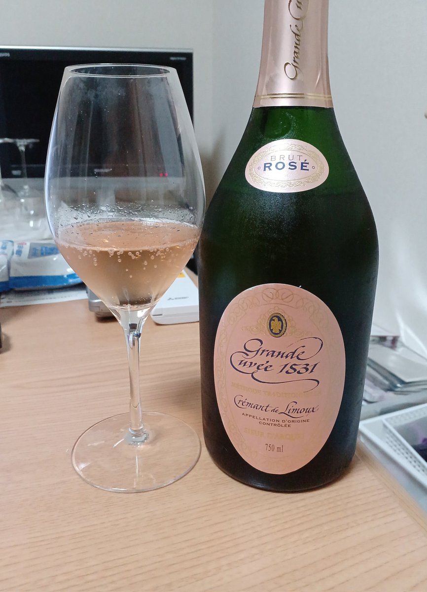 topergroad's tweet photo. 今日はグランキュヴェ・1531・クレマン・ド・リムー・ロゼ🌸🥂

楽天SSで半額1250円で購入した、AOCクレマン・ド・リムーのロゼ。最古のスパークリングワインの産地と言われるリムー、AOCと品種を覚えるのに苦労したな(笑)

桜の季節にぴったりのサーモンピンク💗🍾エビチリで頂きます🍴 https://t.co/CHQv4Bc4c9