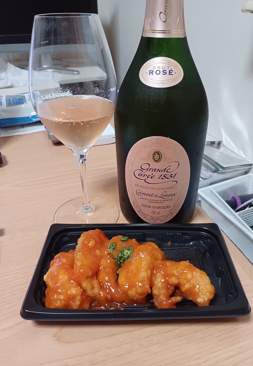 今日はグランキュヴェ・1531・クレマン・ド・リムー・ロゼ🌸🥂

楽天SSで半額1250円で購入した、AOCクレマン・ド・リムーのロゼ。最古のスパークリングワインの産地と言われるリムー、AOCと品種を覚えるのに苦労したな(笑)

桜の季節にぴったりのサーモンピンク💗🍾エビチリで頂きます🍴