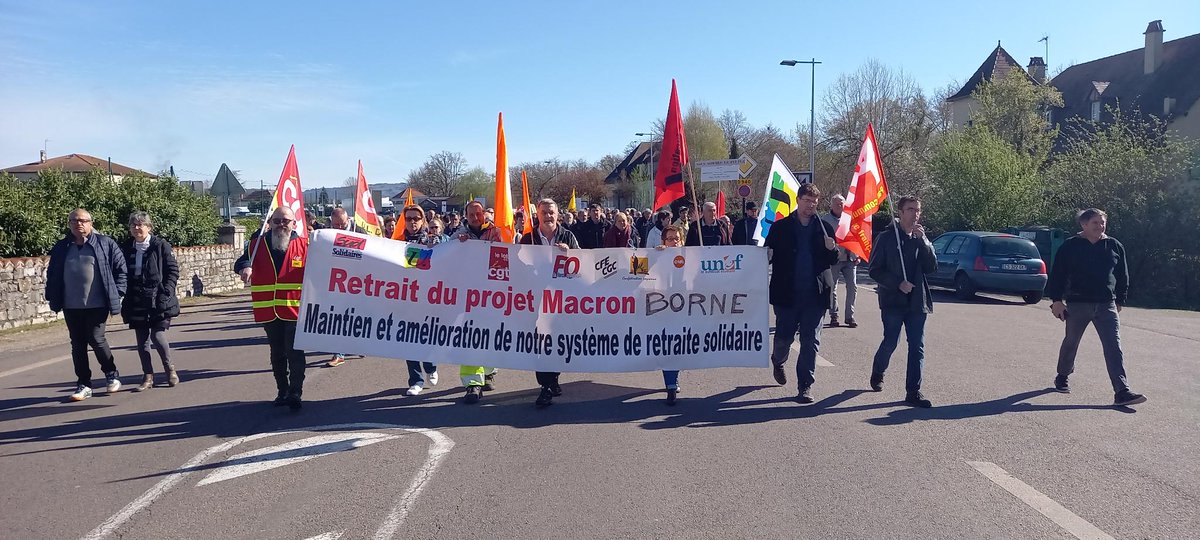 SNES_toulouse's tweet photo. Encore 800 manifestant-es à #Biars (46), et 10 000 à #Auch : la #mobilisation pour le #Retrait de la #RéformeDesRetaites ne faiblit pas ce #28mars au matin !
#64AnsCestToujoursNon https://t.co/UU9SrNmvn9