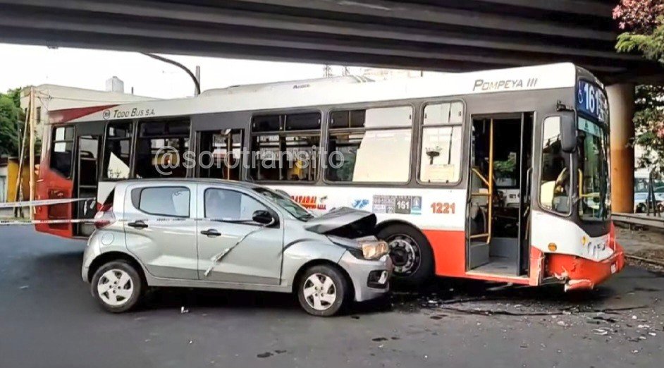 solotransito's tweet photo. Choque en Juan B Justo altura Gral Paz @CiudadDeBondis https://t.co/ZPbabfA5la