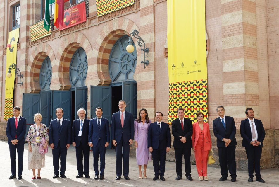 canalsurcadiz's tweet photo. Inaugurado ayer el Congreso Internacional de la Lengua Española #CILE2023 en Cádiz, en el Teatro Falla, con el Rey, Luis García Montero, Elvira Lindo, Soledad Puértolas, Sergio Ramírez, el director de la RAE Santiago Muñoz Machado y el ministro José Manuel Albares. Va hilo 👇 https://t.co/EYVnnB3QZ2
