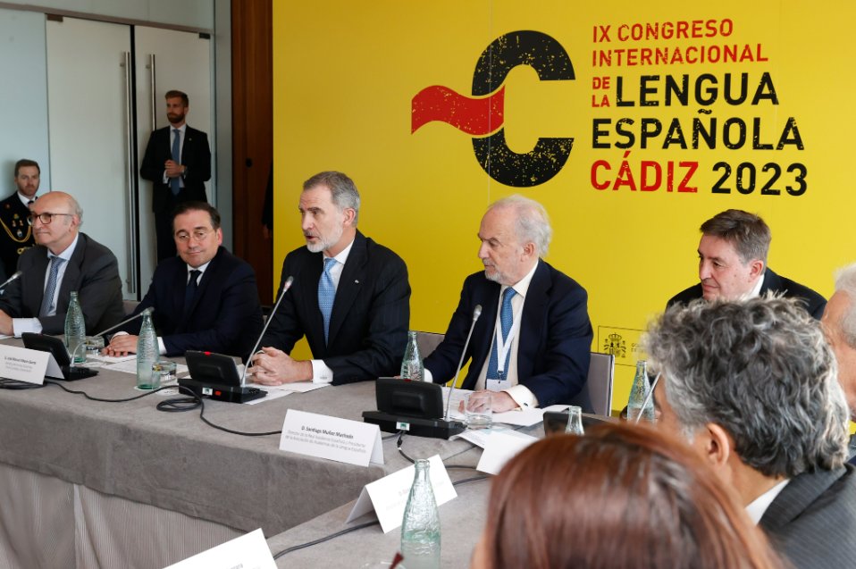 canalsurcadiz's tweet photo. Inaugurado ayer el Congreso Internacional de la Lengua Española #CILE2023 en Cádiz, en el Teatro Falla, con el Rey, Luis García Montero, Elvira Lindo, Soledad Puértolas, Sergio Ramírez, el director de la RAE Santiago Muñoz Machado y el ministro José Manuel Albares. Va hilo 👇 https://t.co/EYVnnB3QZ2