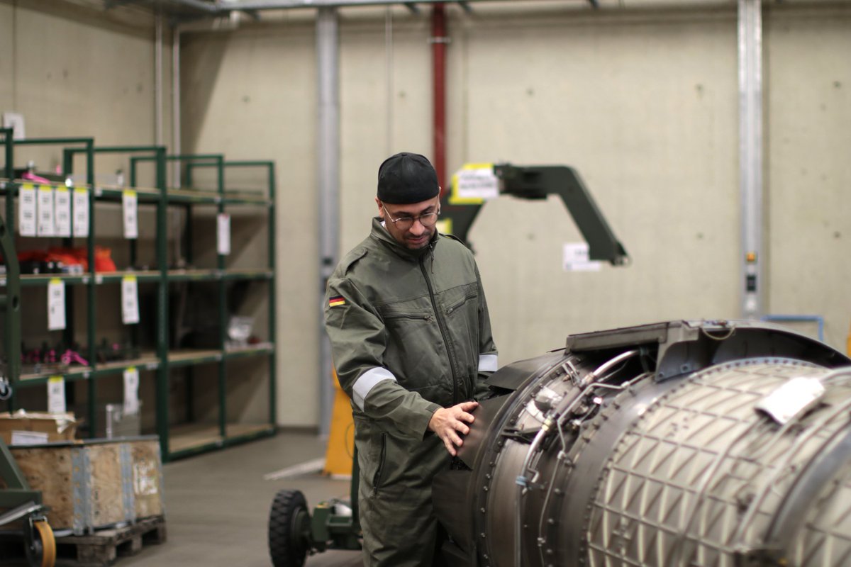 Team_Luftwaffe's tweet photo. Und weiter🥳„Da steckt geballte Technik drin“ – JP Kramer beim Taktischen Luftwaffengeschwader 31 „Boelcke“ ganz nah am und im Eurofighter. Was der Eurofighter kann und wie er funktioniert, seht ihr hier. Am Ende gibt’s „Gänsehaut am ganzen Körper“.https://t.co/UPsyPRYeLL https://t.co/yV4cjwDzaq