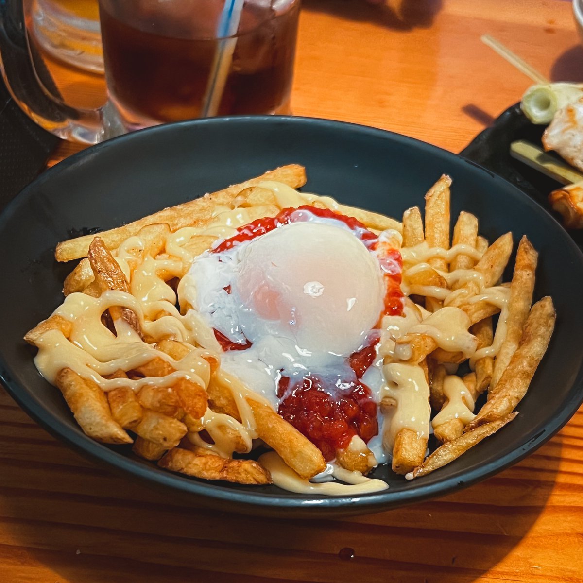 xjennyan's tweet photo. Pommes mit Käsesoße, Ketchup, klein gehackten Zwiebeln &amp; schlotziges Onsen-Ei: Neuer Favorit! 🙏🏻 https://t.co/XIh3fKJTvd