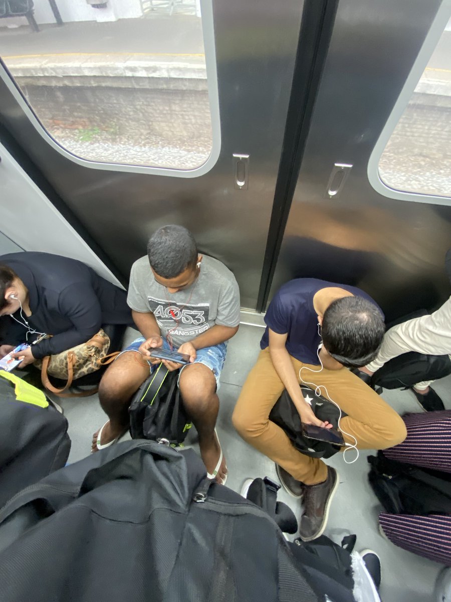 steewecosta's tweet photo. @DiariodaCPTM @CPTM_oficial 
Todo dia isso na Linha 7 Rubi, já é uma linha SUPER lotada e o pouco espaço que tem, os bonitos ocupam sentando no chão. https://t.co/xG7KgM569f