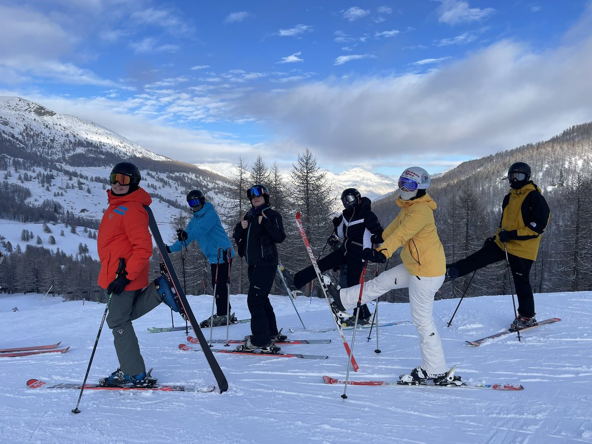 HolyportPsych1's tweet photo. Tuesday throwback to snowier times on the @HolyportSixth ski trip at Christmas! 
Just a reminder to our Psychology legends of the fun we had as the Junior Ski Trip prepares to take off on Sunday! ⛷️🎿🚡 https://t.co/GrAEclrJ69