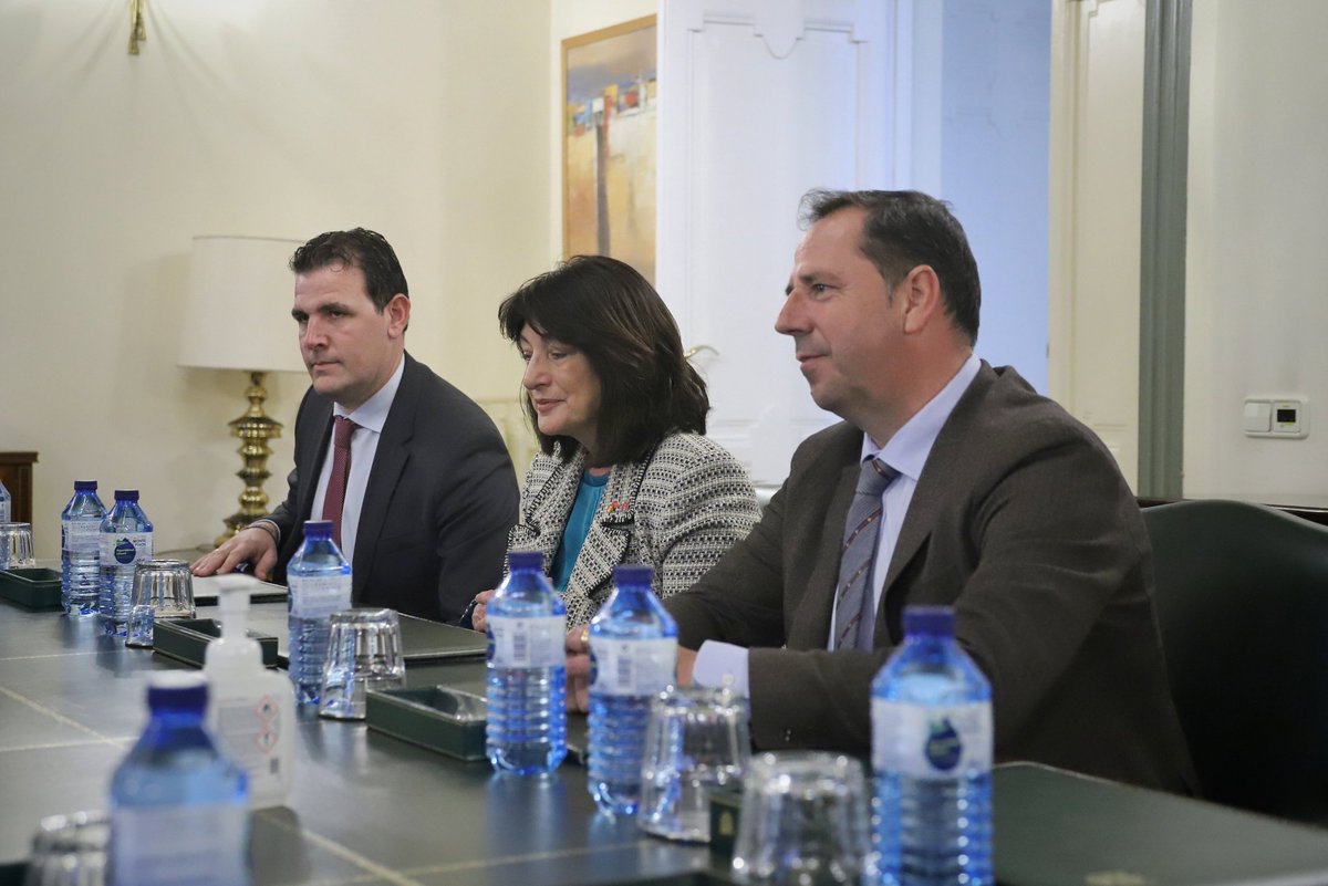 Ayto_Tielmes's tweet photo. 👮‍♂️Unión entre las Policias Locales de Tielmes, Perales de Tajuña y Valdilecha.

Los tres ayuntamientos han rubricado, junto al @interiorgob
un convenio de agrupación para que sus tres cuerpos de Policía trabajen de forma coordinada.

#TielmesEsCorazón https://t.co/quxXkdiRwa