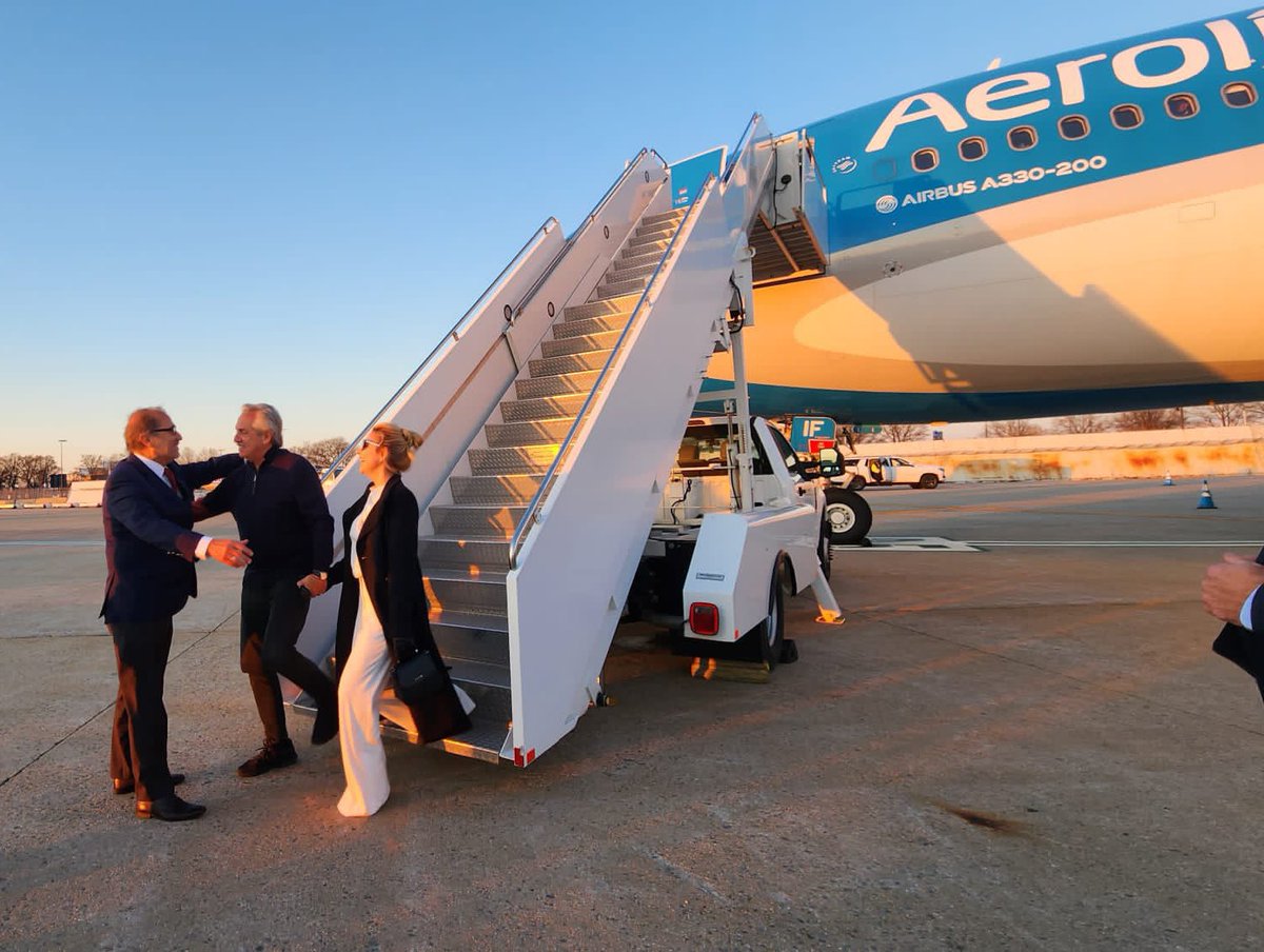 peladodelatv's tweet photo. Primera vez que a un Presidente no lo recibe NADIE en el país al que visita. A Fiambrola y Alberto los esperaba sólo el canciller argentino en EE.UU., y nadie del gobierno norteamericano, NADIE. 

RT HASTA EL INFINITO 👊 https://t.co/KhM4s1OiG4