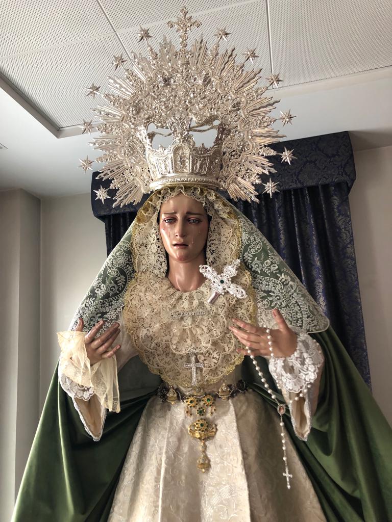 Corona y Puñal realizado para Ntra. Sra. de la Paz y Esperanza de los Desamparados. Se encuentra en los Palacios, Sevilla.