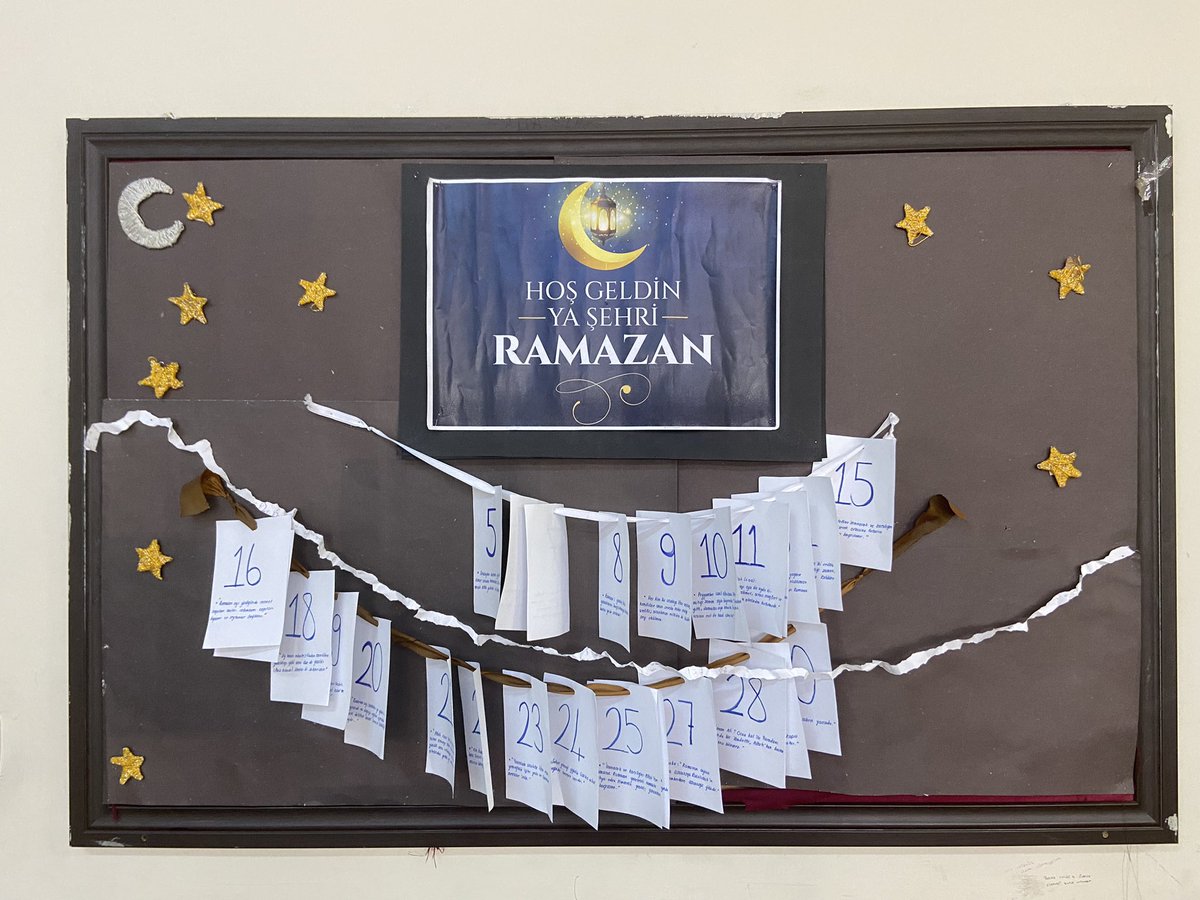 husnumozyeginal's tweet photo. Ramazan ayının bereketi hanemize, hoşgörüsü gönüllerimize, sabrı ruhumuza dolsun dedik, on bir ayın sultanı Ramazan’ı karşılamak için koridorlarımızda, sınıflarımızda Ramazan panoları hazırladık. Emeği geçen öğretmen ve öğrencilerimize teşekkür ederiz.🌙 https://t.co/nVKTUECtaE