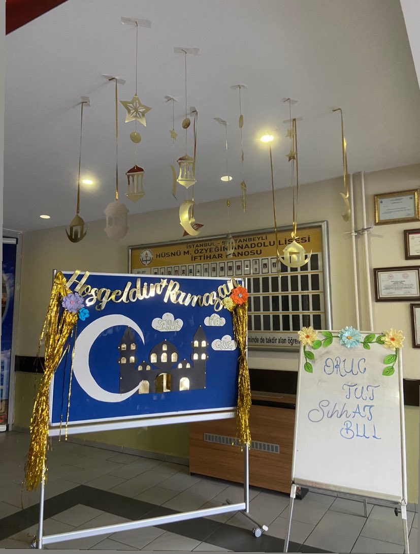 husnumozyeginal's tweet photo. Ramazan ayının bereketi hanemize, hoşgörüsü gönüllerimize, sabrı ruhumuza dolsun dedik, on bir ayın sultanı Ramazan’ı karşılamak için koridorlarımızda, sınıflarımızda Ramazan panoları hazırladık. Emeği geçen öğretmen ve öğrencilerimize teşekkür ederiz.🌙 https://t.co/nVKTUECtaE