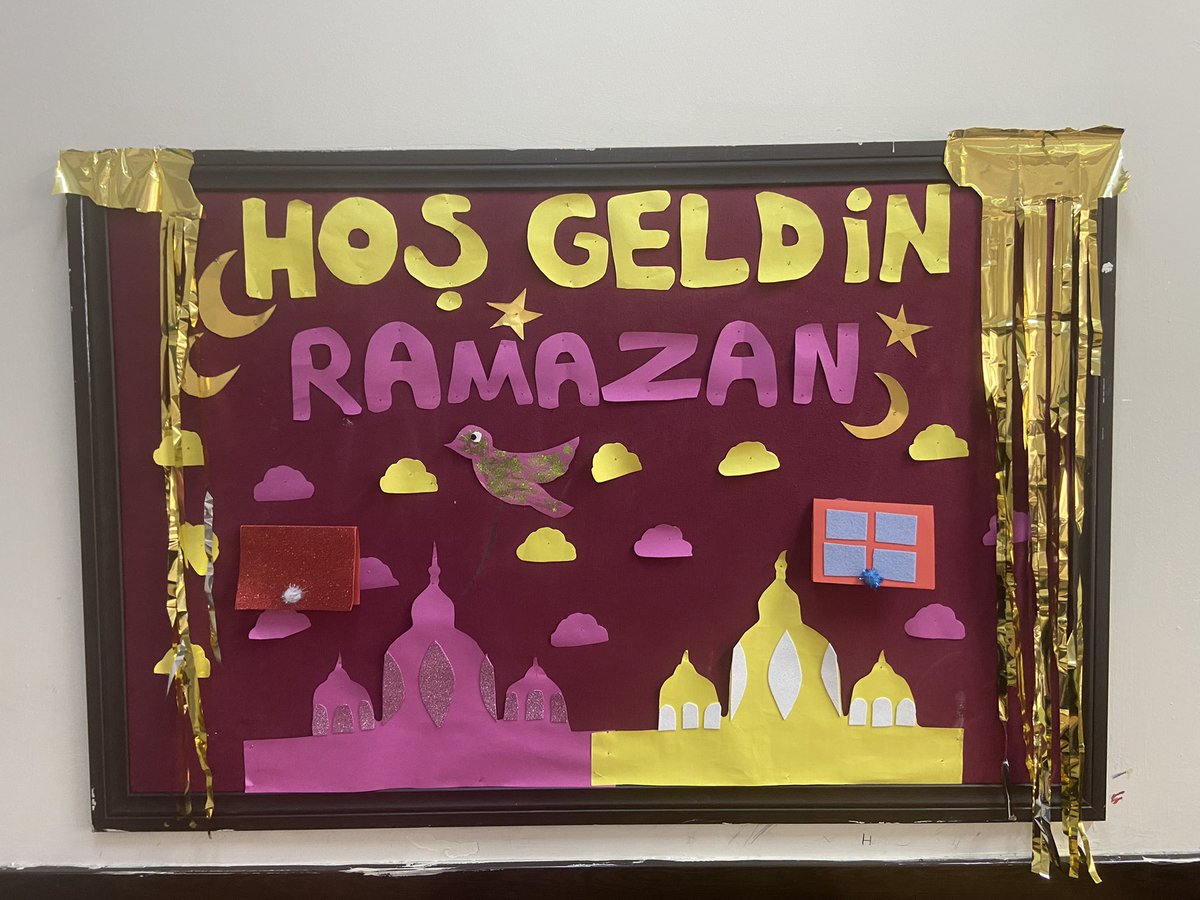 husnumozyeginal's tweet photo. Ramazan ayının bereketi hanemize, hoşgörüsü gönüllerimize, sabrı ruhumuza dolsun dedik, on bir ayın sultanı Ramazan’ı karşılamak için koridorlarımızda, sınıflarımızda Ramazan panoları hazırladık. Emeği geçen öğretmen ve öğrencilerimize teşekkür ederiz.🌙 https://t.co/nVKTUECtaE