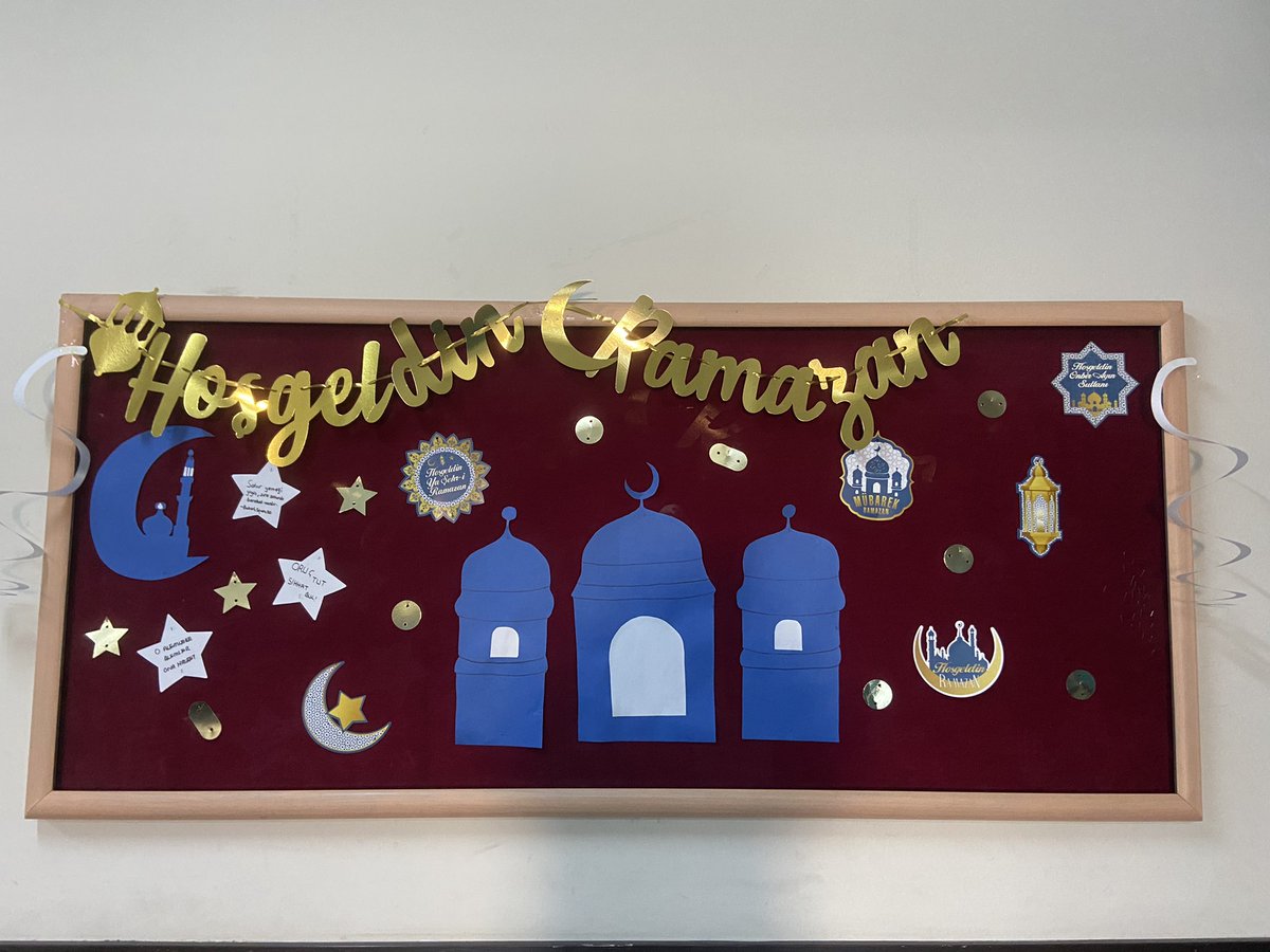 husnumozyeginal's tweet photo. Ramazan ayının bereketi hanemize, hoşgörüsü gönüllerimize, sabrı ruhumuza dolsun dedik, on bir ayın sultanı Ramazan’ı karşılamak için koridorlarımızda, sınıflarımızda Ramazan panoları hazırladık. Emeği geçen öğretmen ve öğrencilerimize teşekkür ederiz.🌙 https://t.co/nVKTUECtaE
