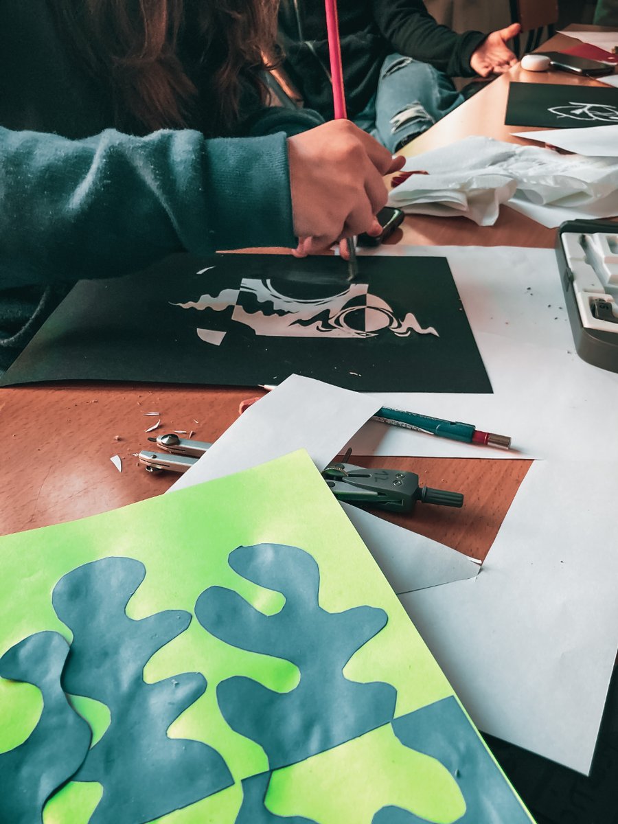 asocgaraje's tweet photo. En el taller #Funambulistas exploramos técnicas artísticas japonesas para potenciar la creatividad 〽️✂️📄🖌️

@IesAlto
@AytoTorrelaguna https://t.co/RGgcPlAZoi