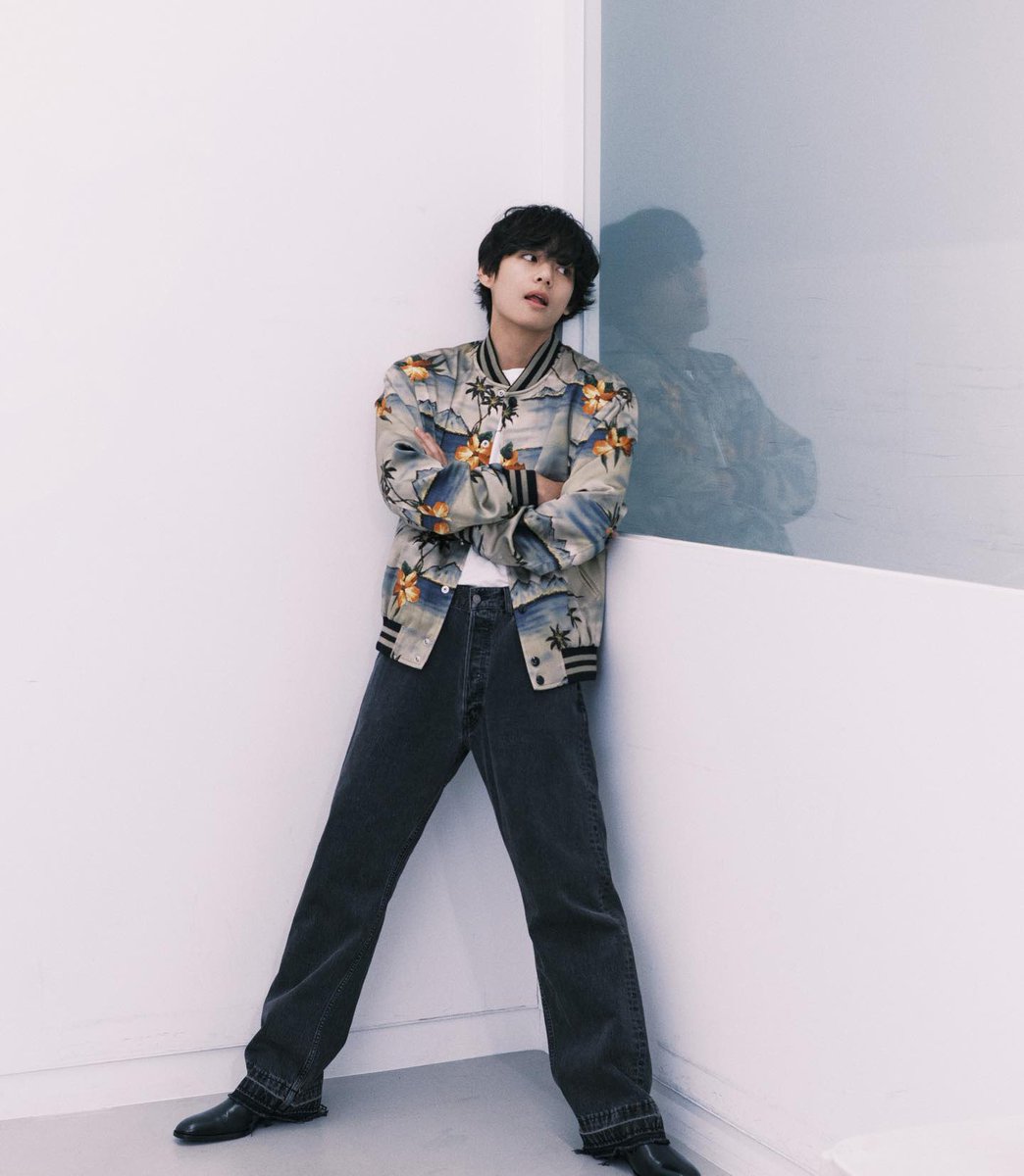 taehyungpic's tweet photo. ⚡️INSTAGRAM || thv update (1) 

@celineofficial #CELINEBYHEDISLIMANE https://t.co/yKolTw63Df